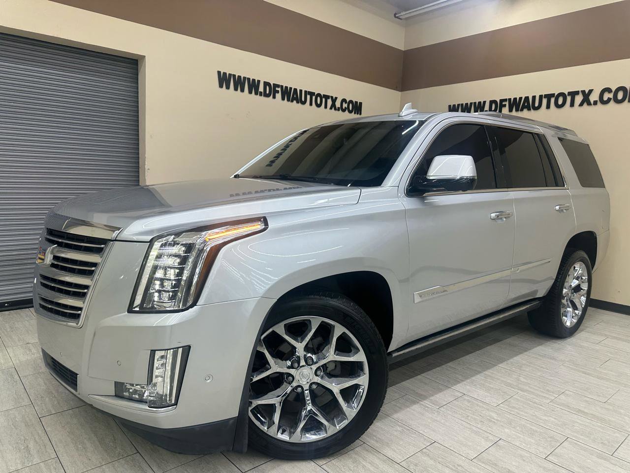 Used 2017 Cadillac Escalade Platinum AWD/4WD image 1