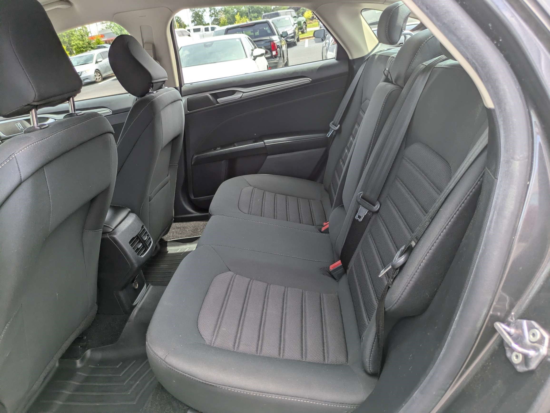 Used 2020 Ford Fusion SE FWD image 20