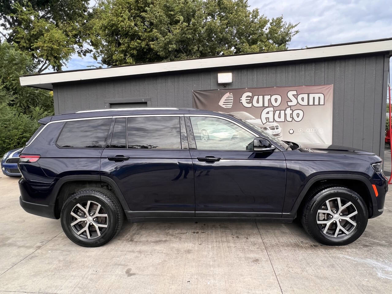 Used 2024 Jeep Grand Cherokee L Limited image 9