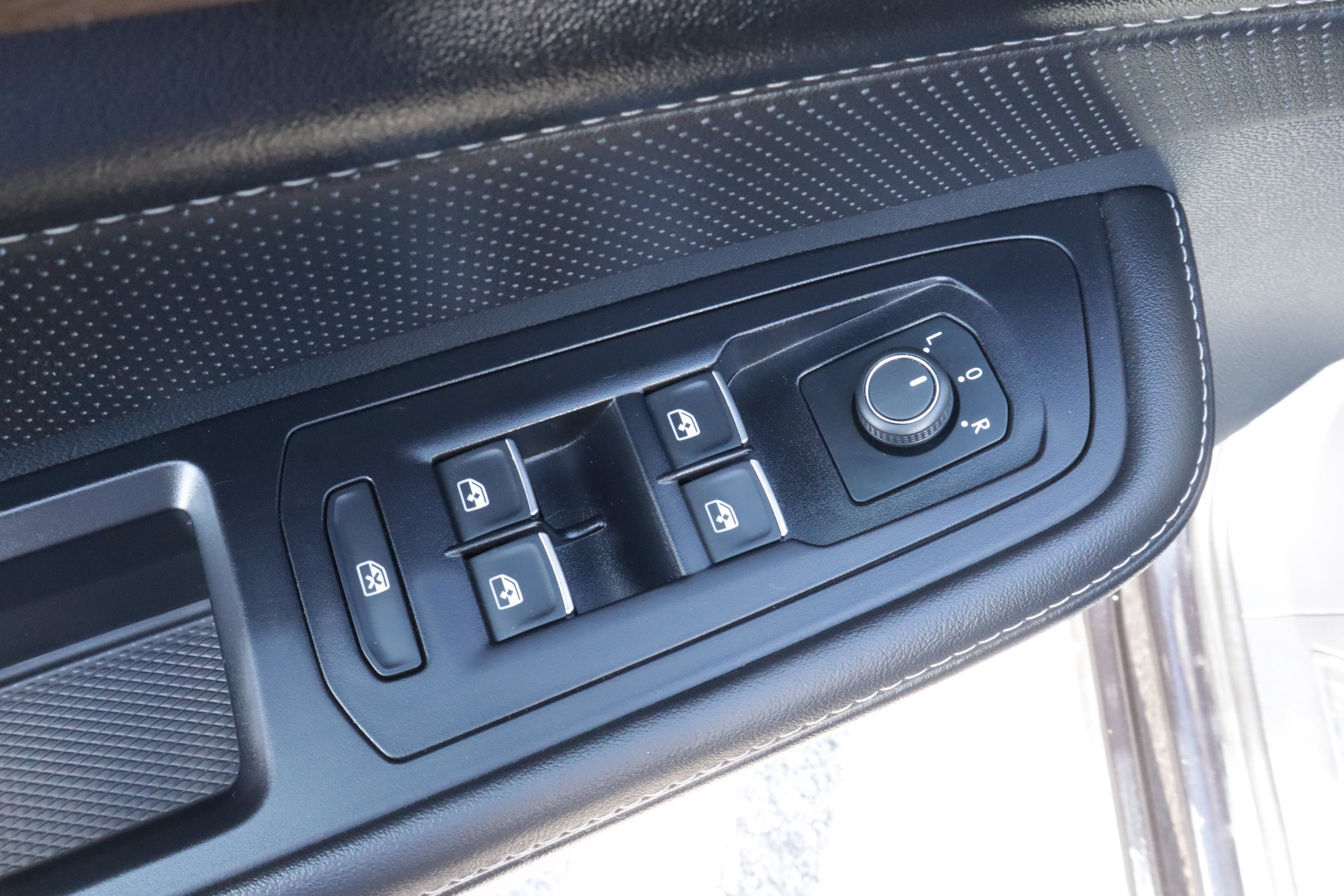 Used 2025 Volkswagen Atlas SE FWD image 13