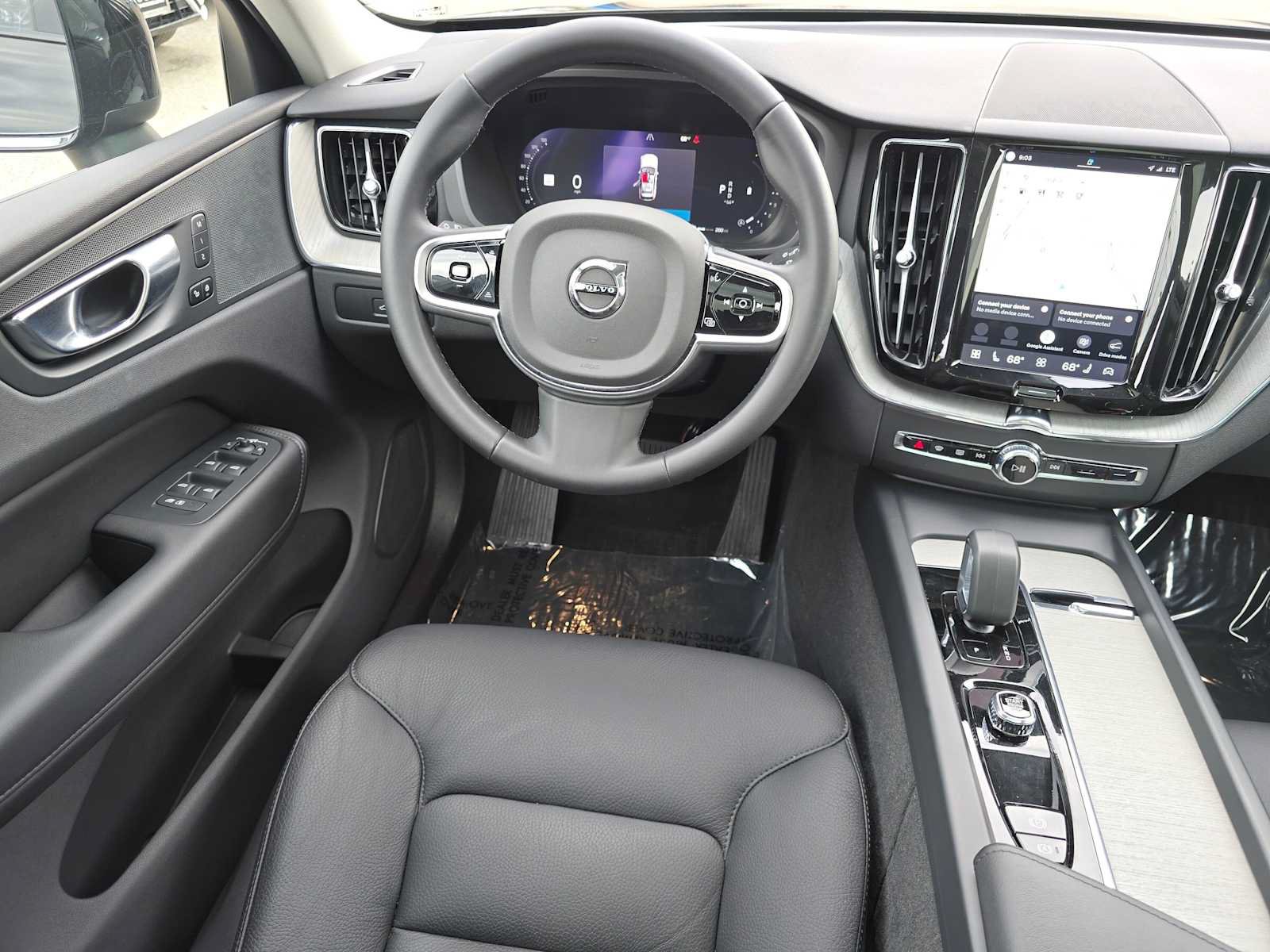 Used 2025 Volvo XC60 B5 Plus AWD/4WD image 17