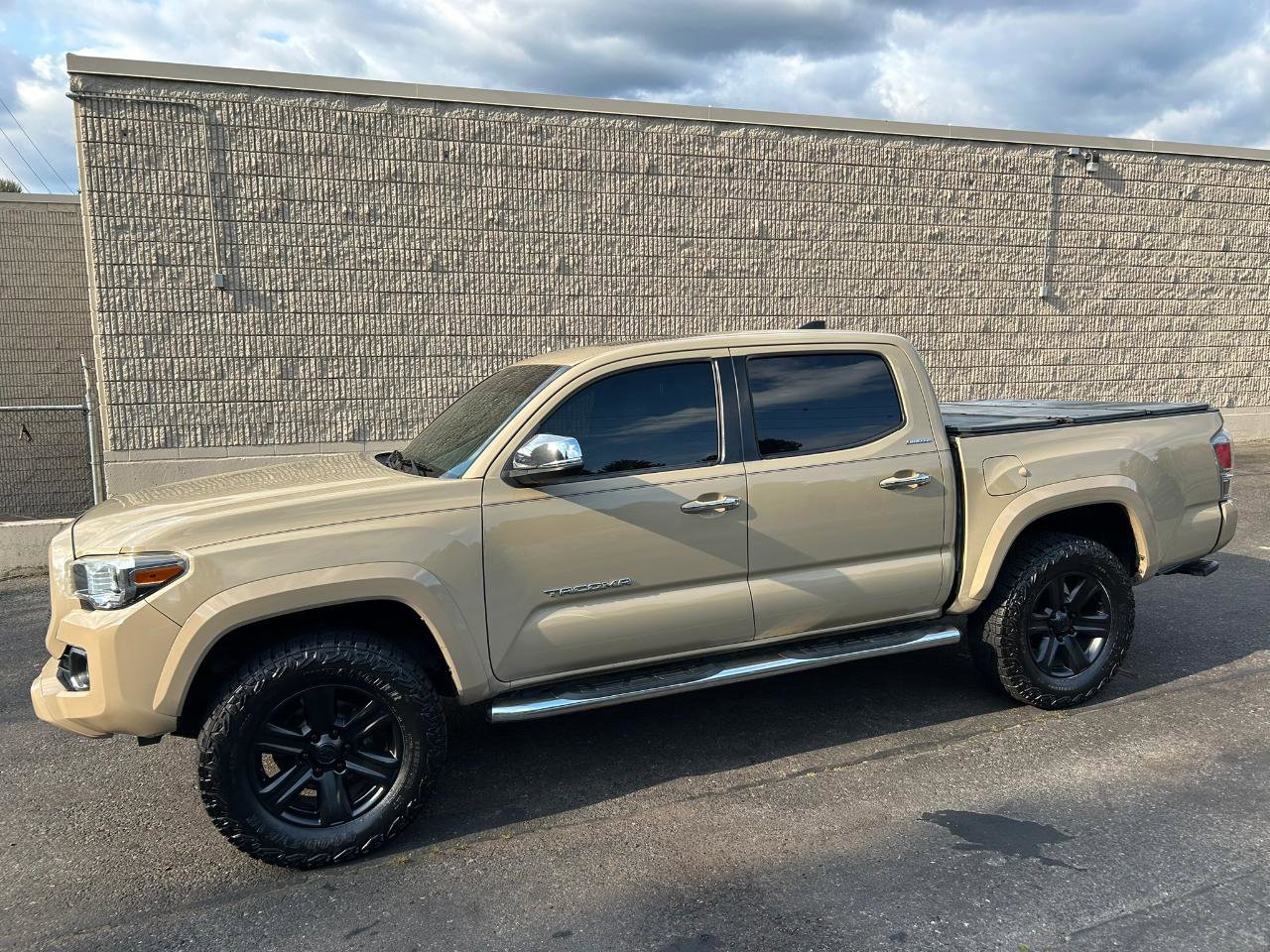 Used 2016 Toyota Tacoma Limited w/ Towing Package AWD/4WD image 8