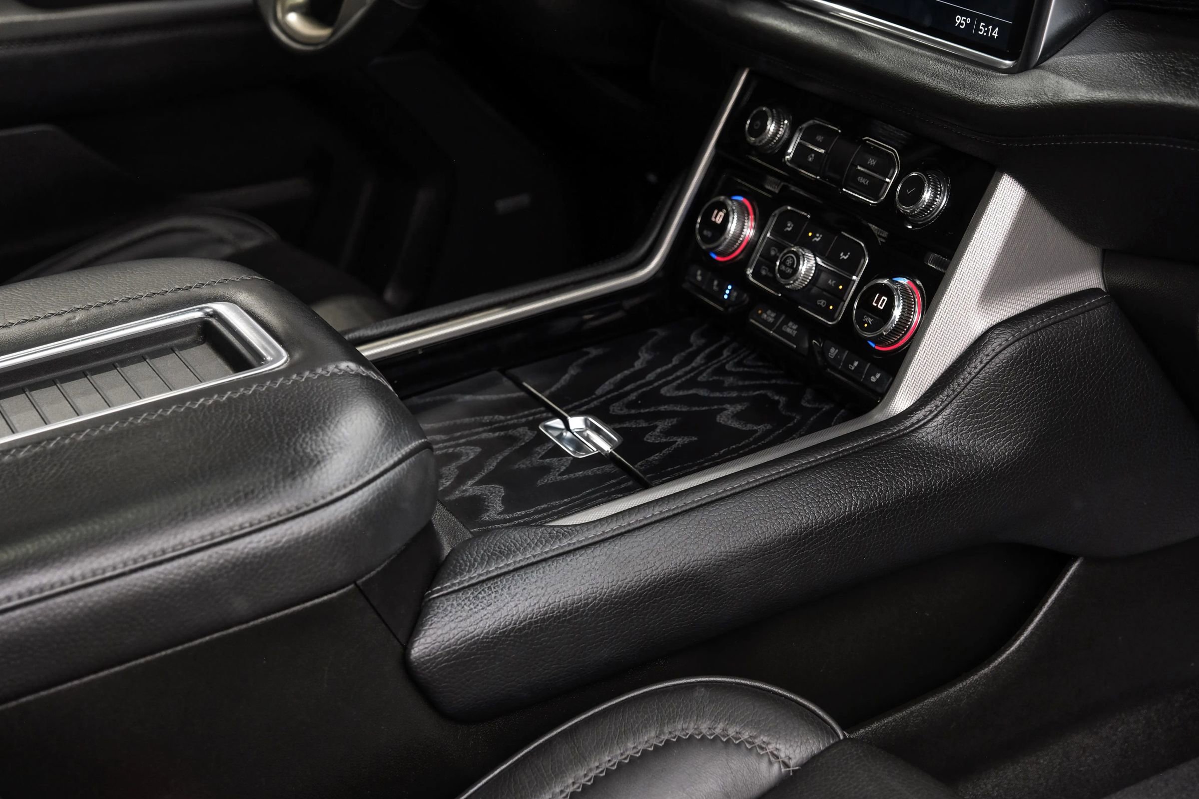 Used 2021 GMC Yukon Denali w/ Denali Premium Package image 27