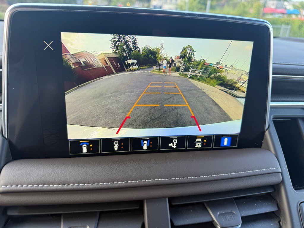 Used 2024 GMC Yukon SLT w/ SLT Luxury Package image 23