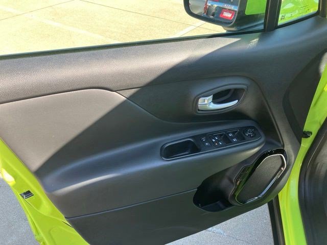 Used 2017 Jeep Renegade Altitude AWD/4WD image 9
