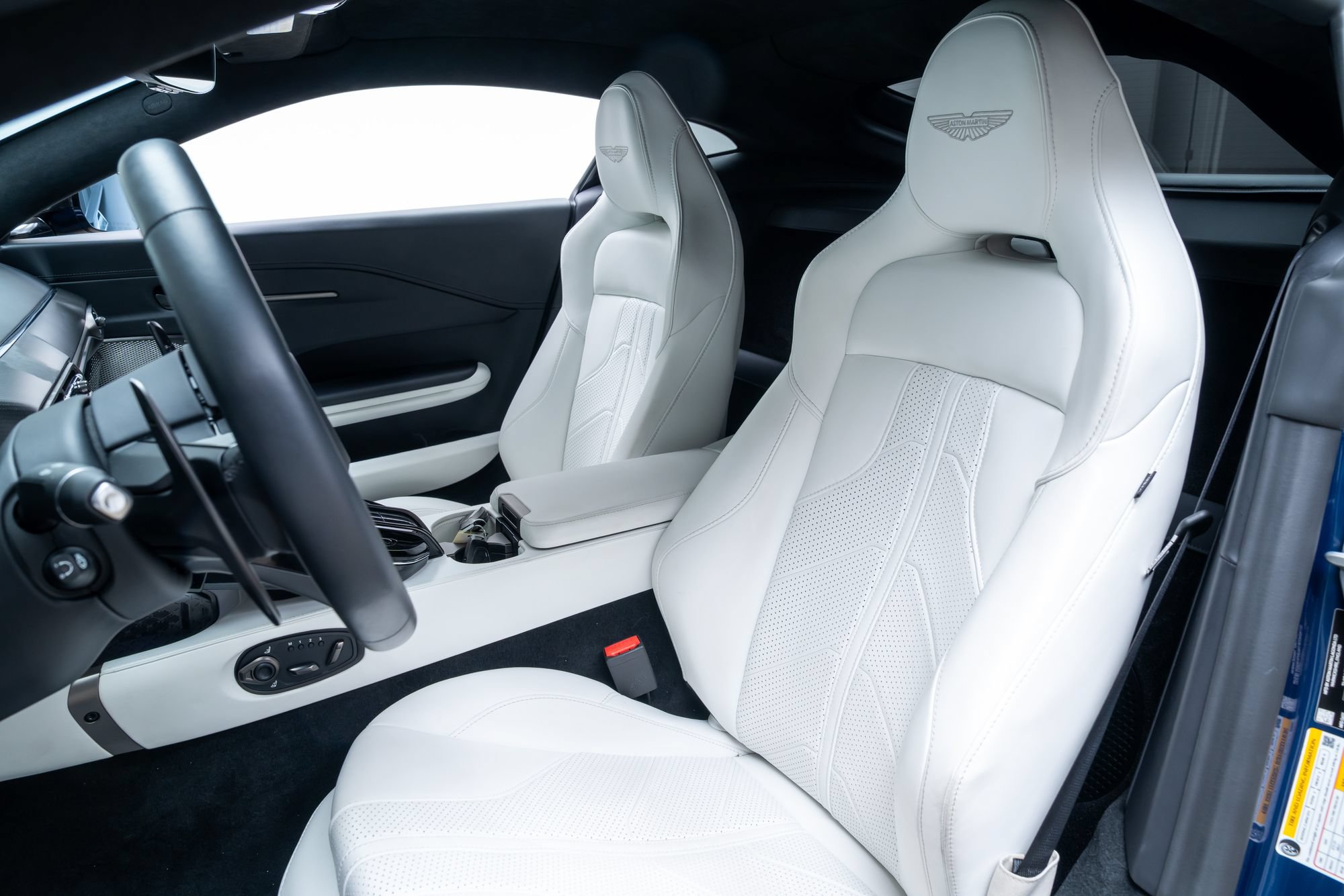 Used 2025 Aston Martin V8 Vantage Coupe RWD image 20