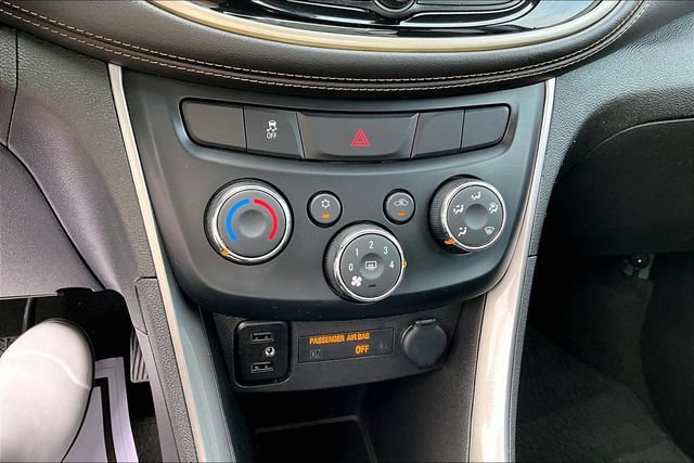Used 2020 Chevrolet Trax LT w/ LT Convenience Package AWD/4WD image 32