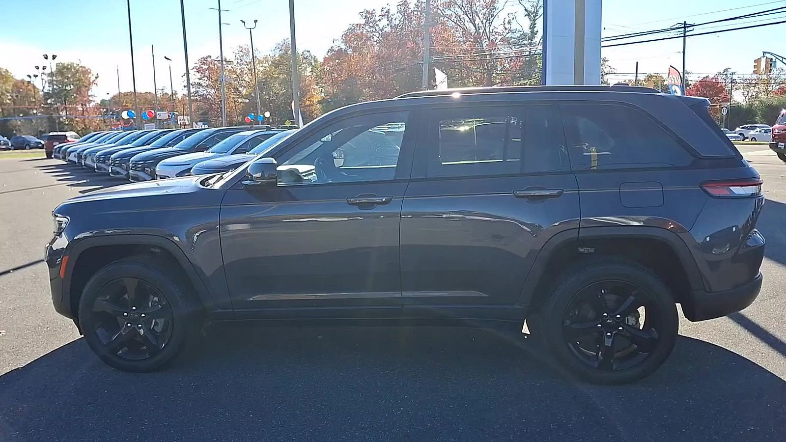 Used 2023 Jeep Grand Cherokee Altitude image 7