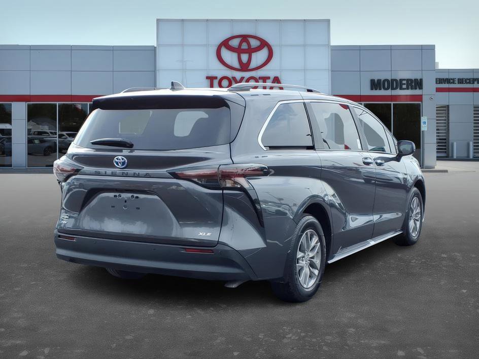 Used 2025 Toyota Sienna XLE image 5