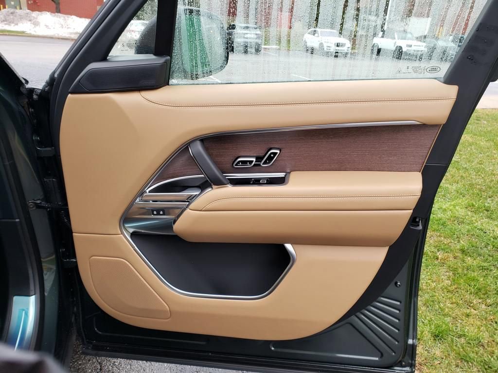 New 2025 Land Rover Range Rover SE image 18