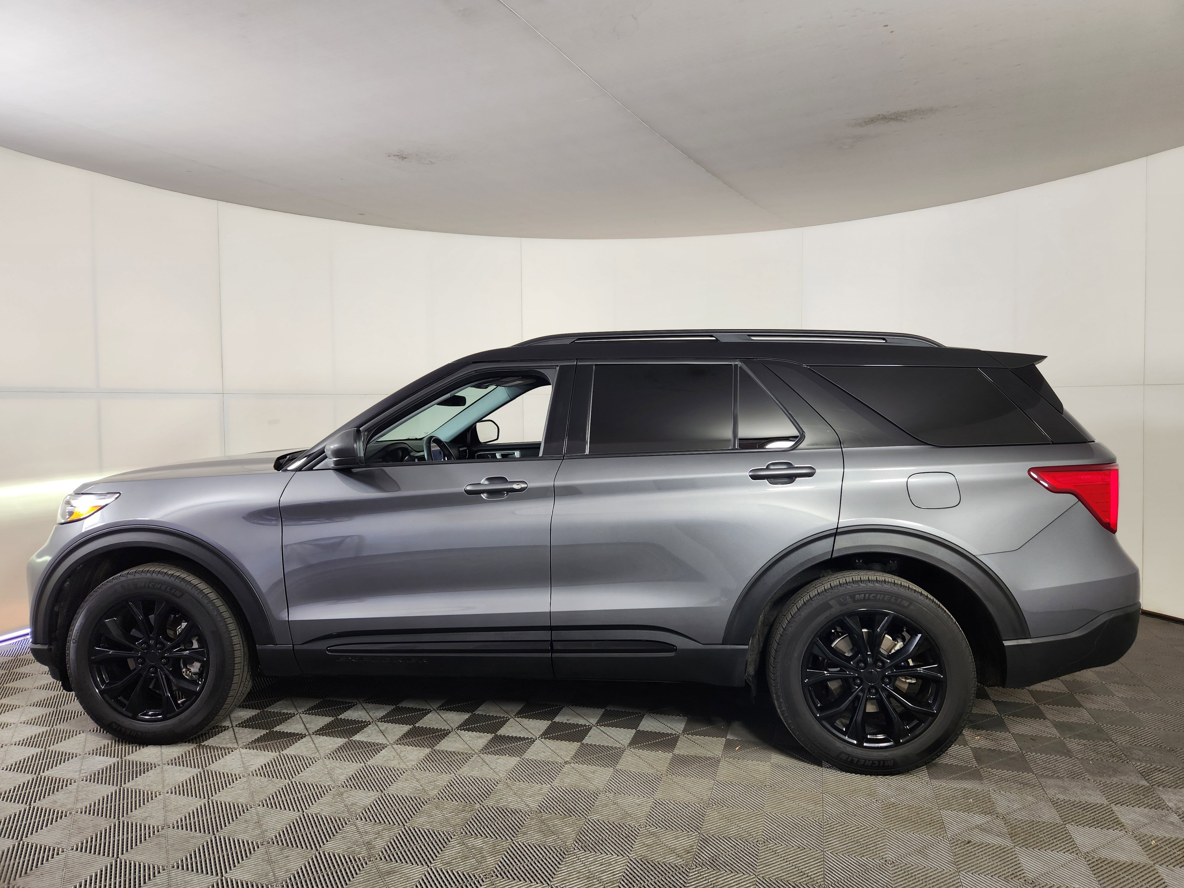 Used 2023 Ford Explorer XLT w/ Equipment Group 202A AWD/4WD image 4