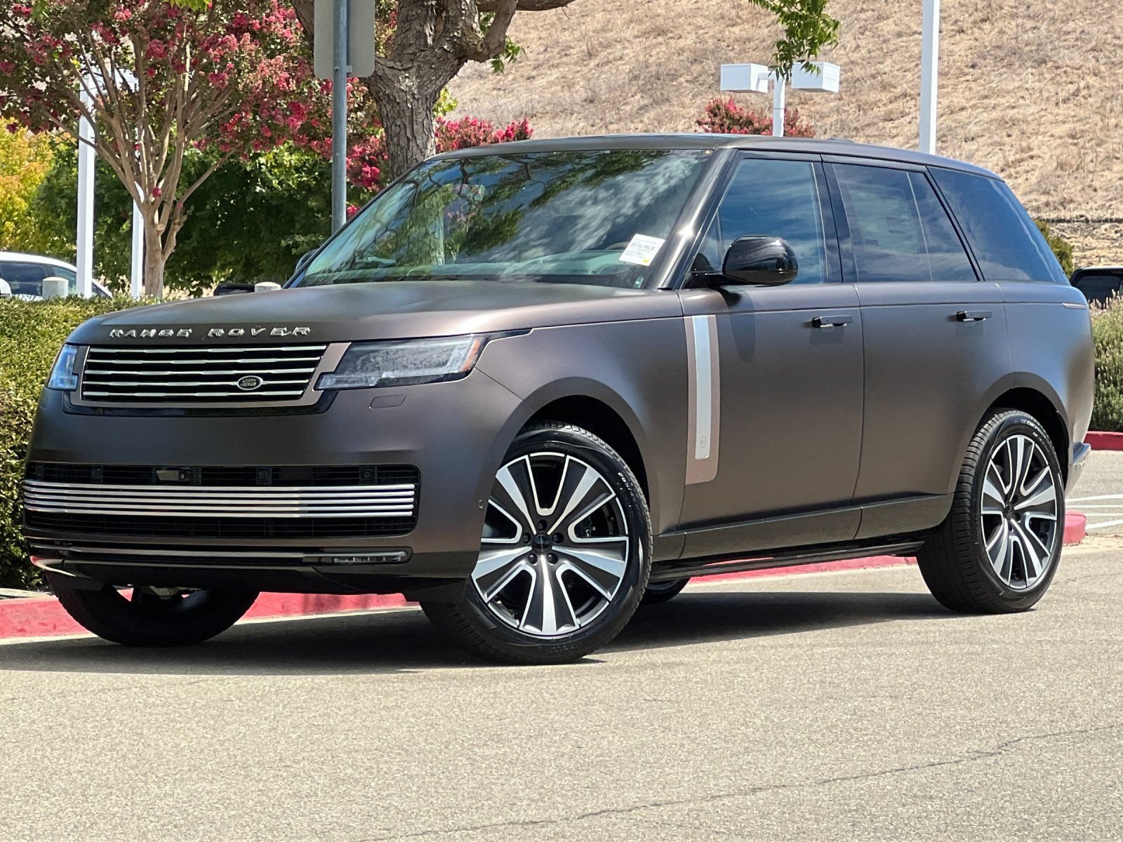 New 2026 Land Rover Range Rover SV AWD/4WD image 2