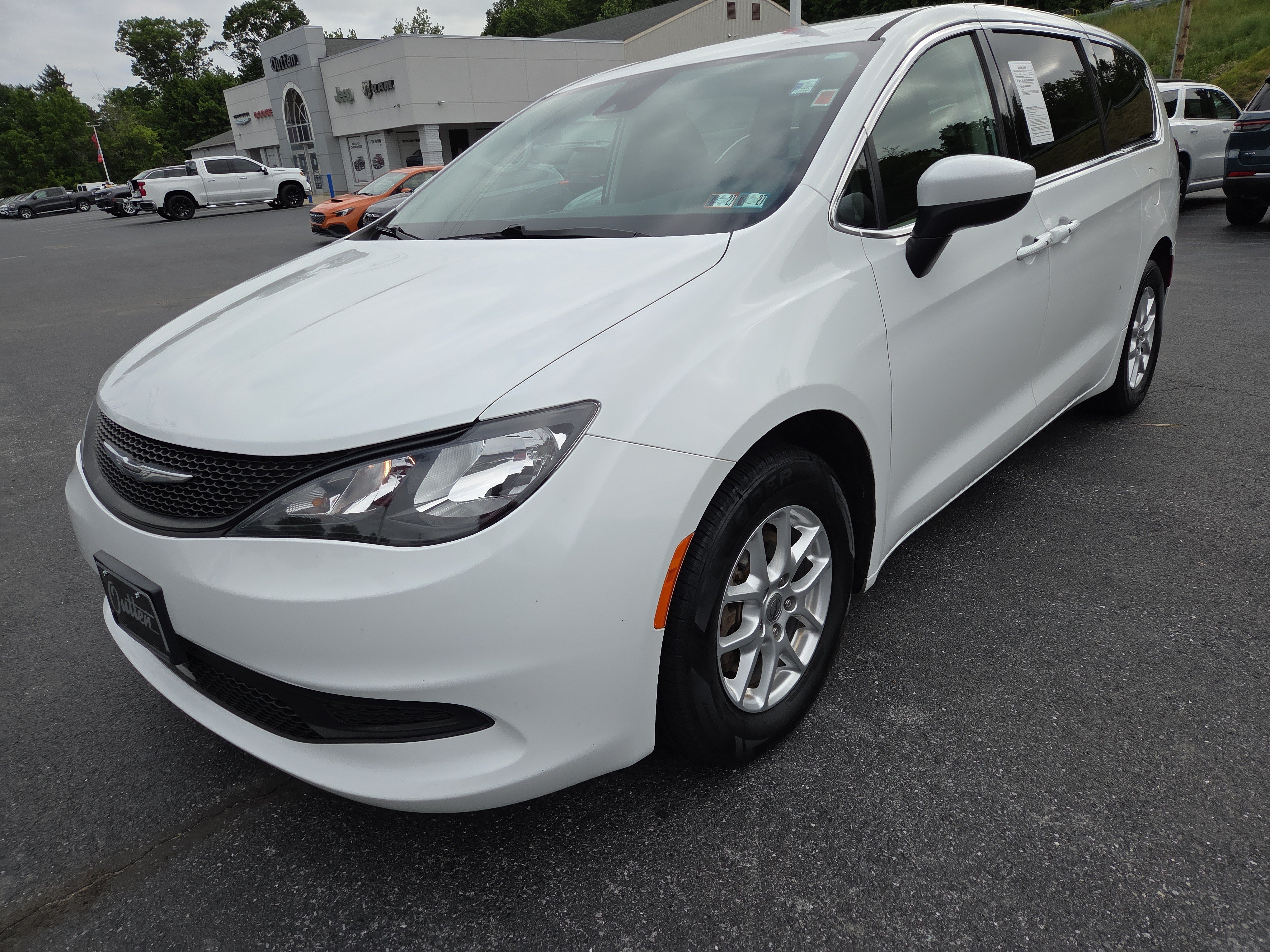 Certified 2022 Chrysler Voyager LX FWD image 8