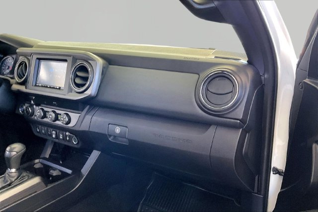 Used 2019 Toyota Tacoma TRD Off-Road w/ Technology Package AWD/4WD image 18