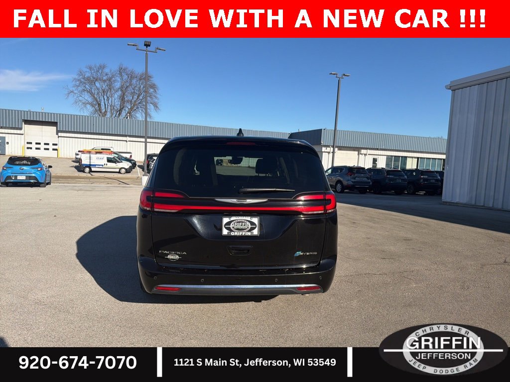 Used 2024 Chrysler Pacifica Select image 11