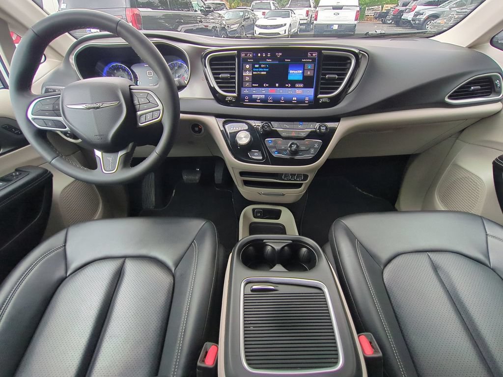 Used 2024 Chrysler Pacifica Touring-L FWD image 17