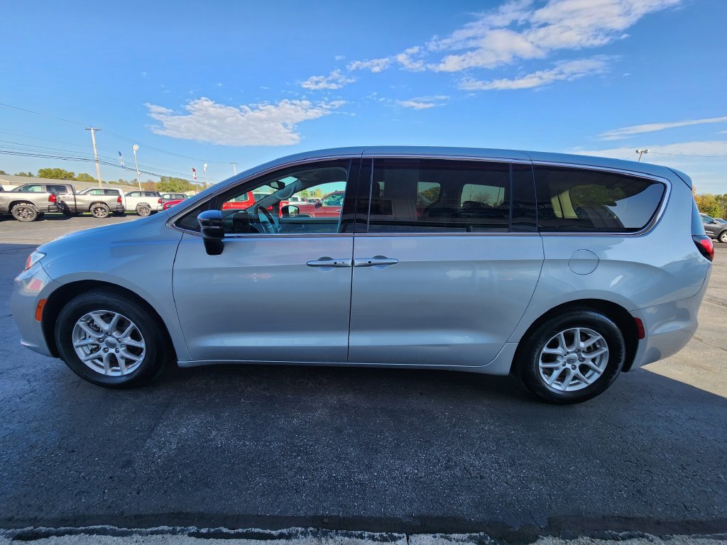 Used 2024 Chrysler Pacifica Touring-L FWD image 6