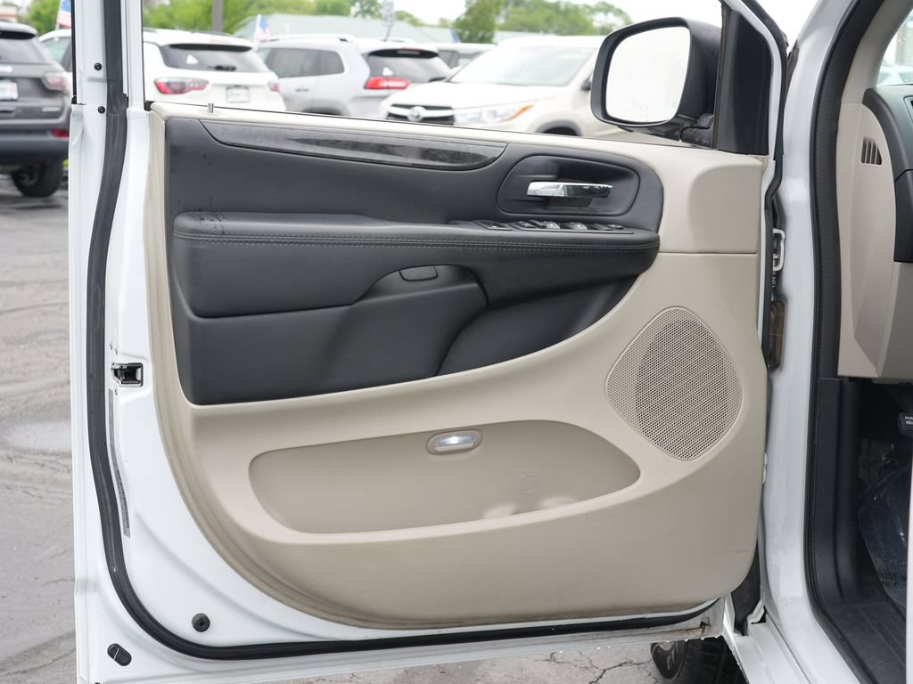 Used 2018 Dodge Grand Caravan SE w/ UConnect Hands-Free Group FWD image 14