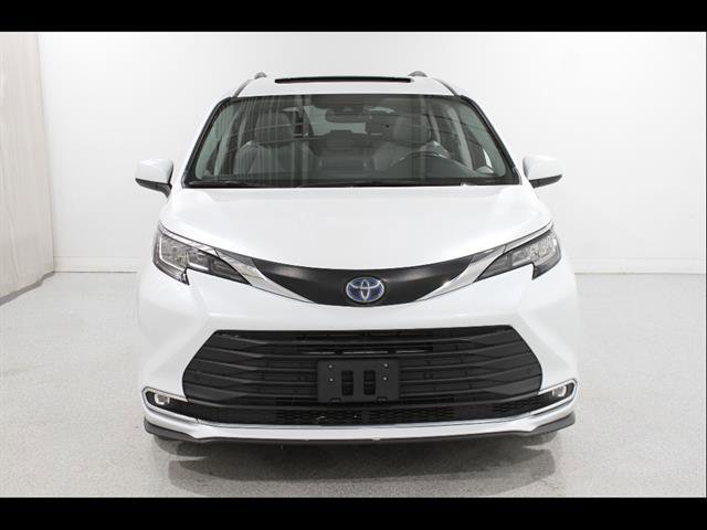 Used 2023 Toyota Sienna XLE FWD image 2