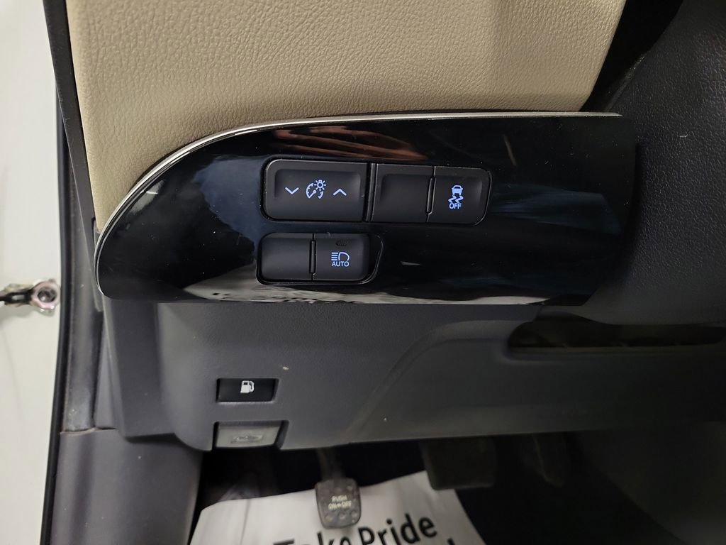 Used 2017 Toyota Prius Two image 21