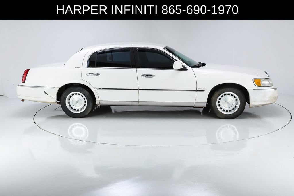 Used 2000 Lincoln Town Car Executive RWD image 11