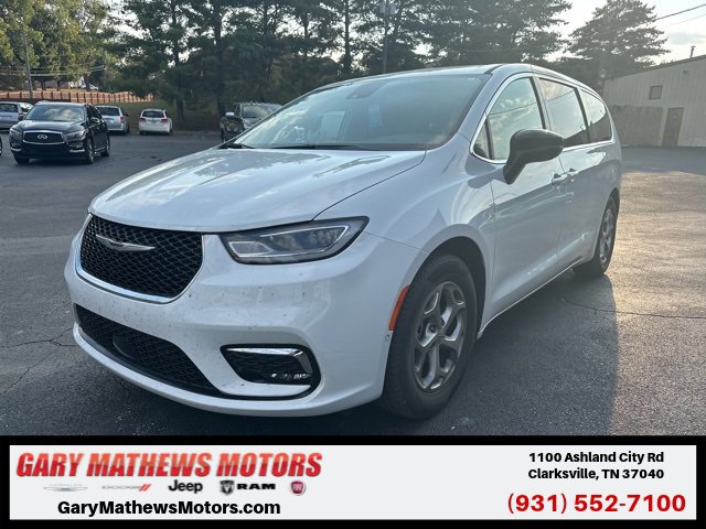 Used 2024 Chrysler Pacifica Limited w/ Uconnect Theater Family Group