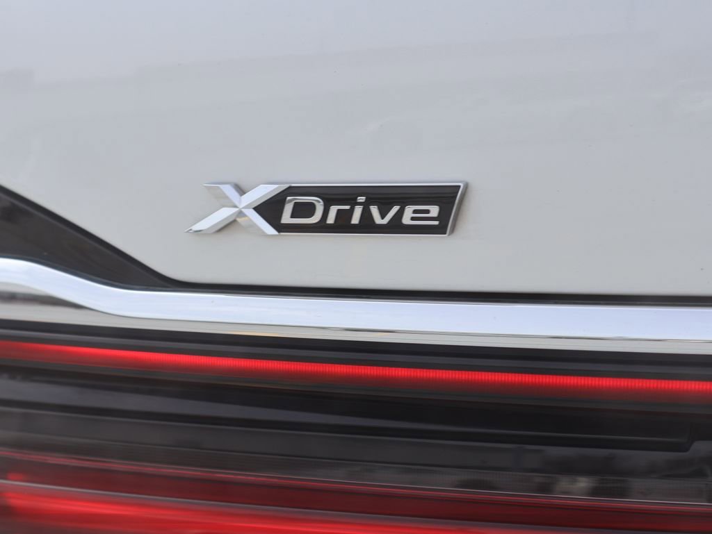 Used 2021 BMW 740i xDrive w/ Premium Package image 9