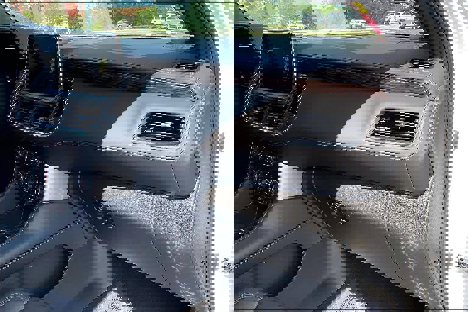 Used 2022 Chevrolet Suburban LT w/ Luxury Package image 16