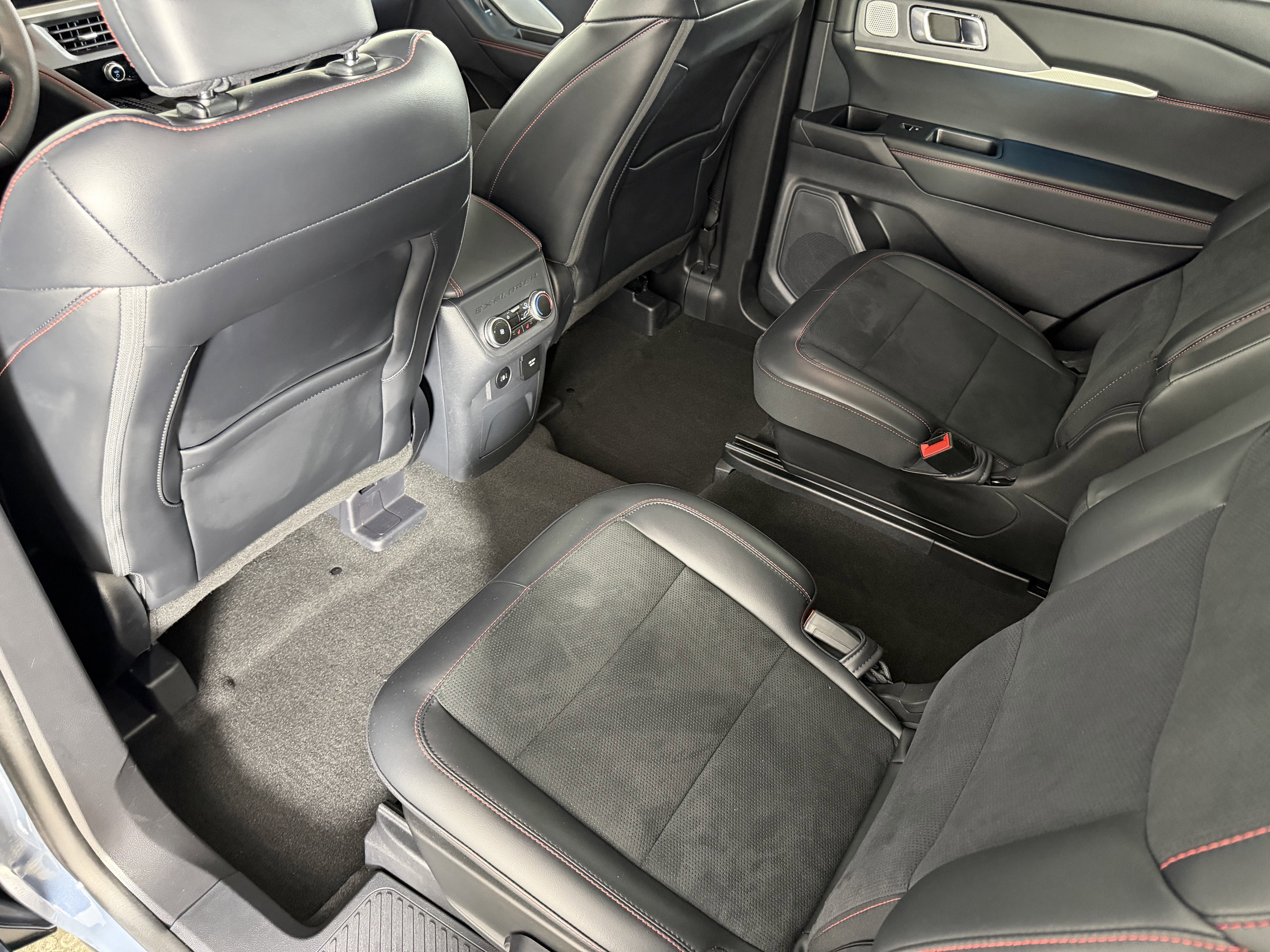 Used 2025 Ford Explorer ST image 17