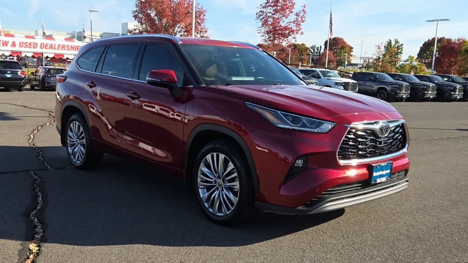 Used 2022 Toyota Highlander Platinum AWD/4WD image 2