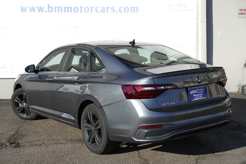Used 2023 Volkswagen Jetta SE FWD image 4