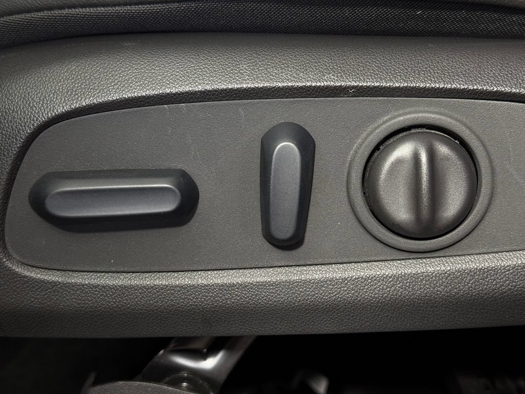 Used 2023 Buick Encore GX Essence w/ Experience Buick Package FWD image 28