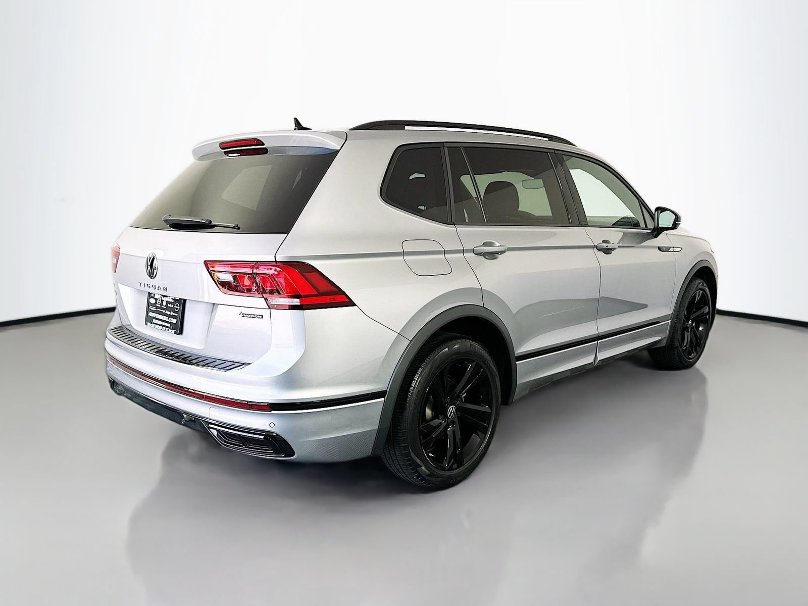 Used 2023 Volkswagen Tiguan SE R-Line AWD/4WD image 7