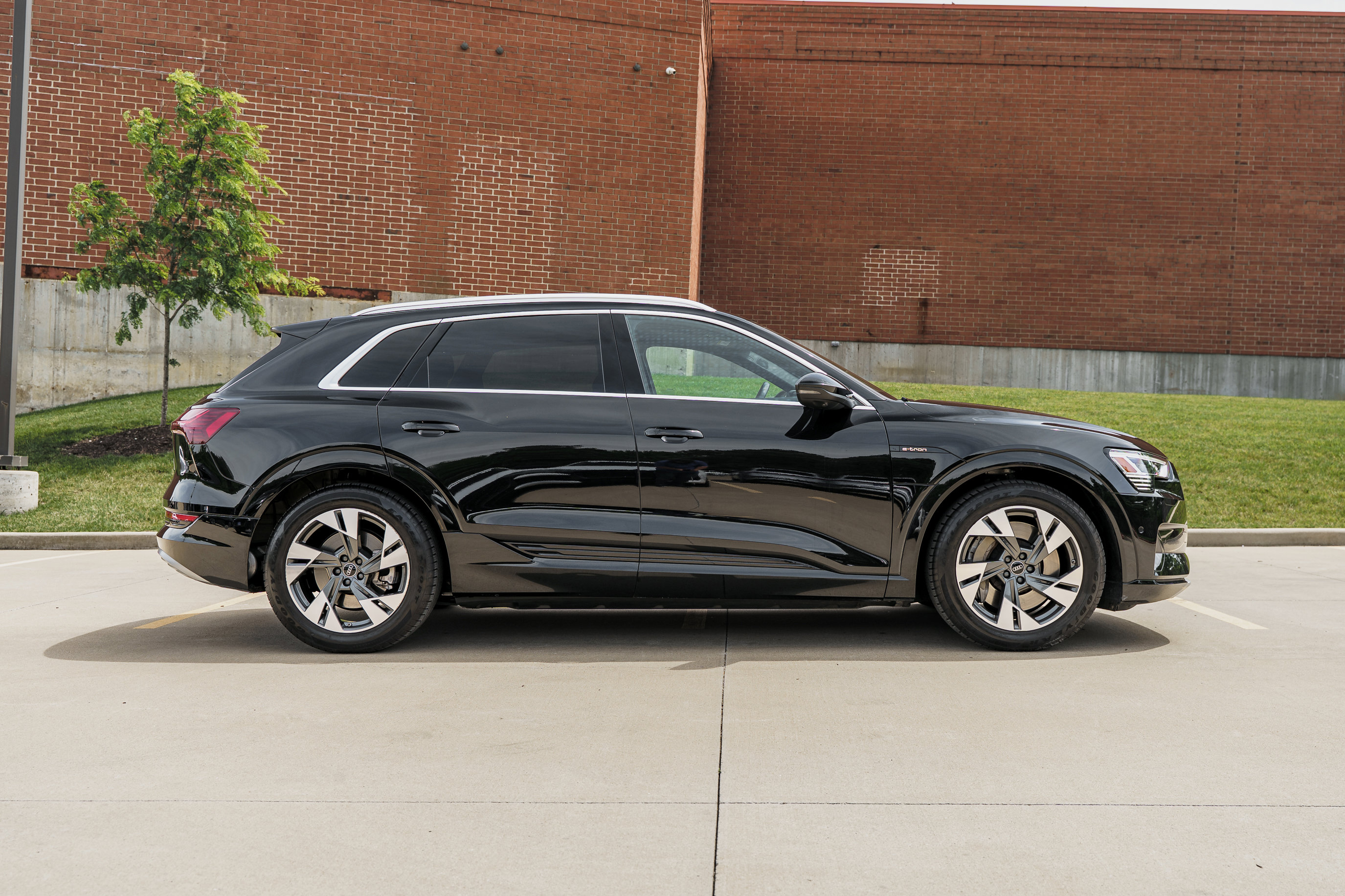 Used 2023 Audi e-tron Premium Plus w/ Premium Plus Package AWD/4WD image 3