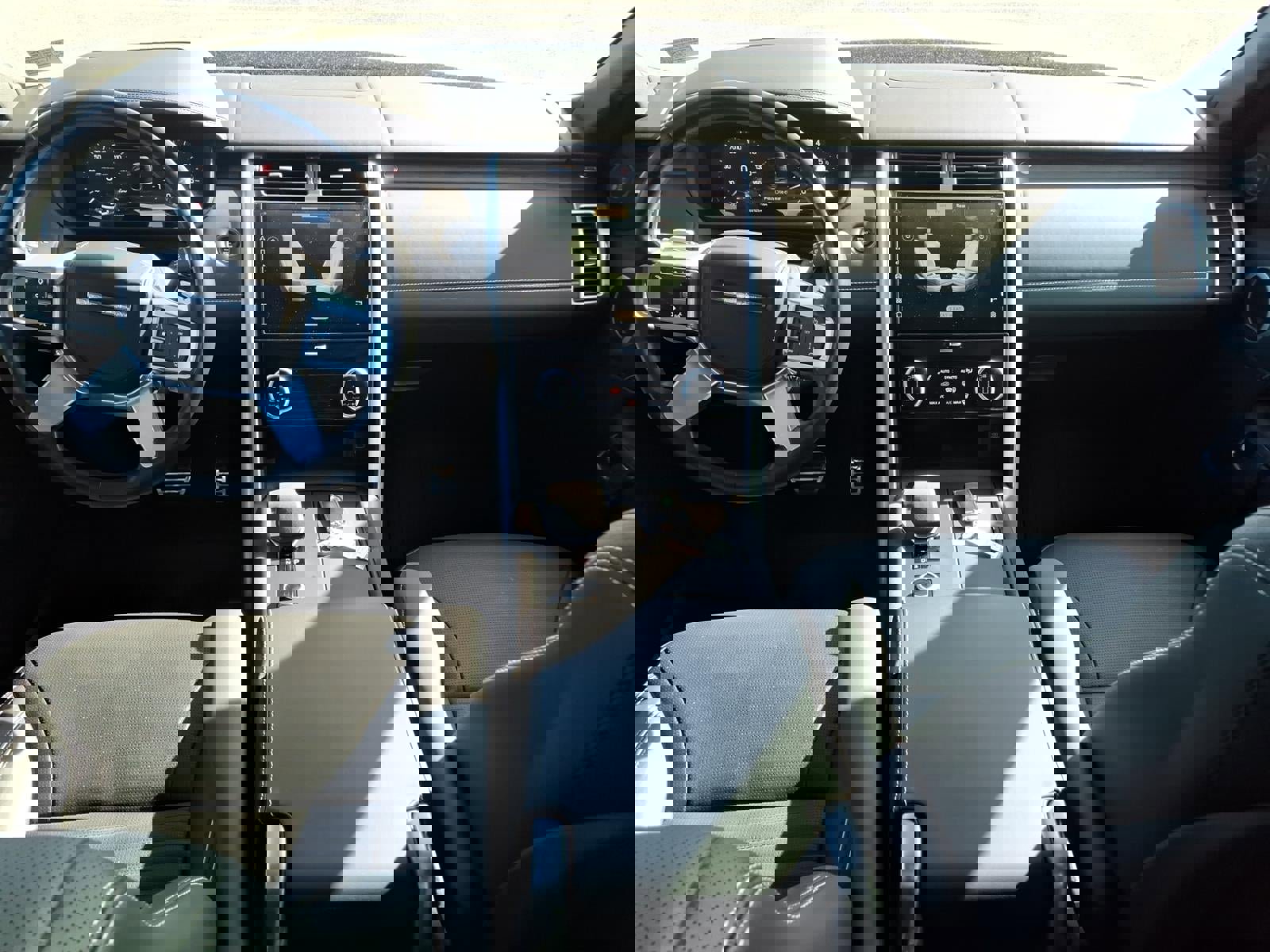 Used 2023 Land Rover Discovery HSE R-Dynamic AWD/4WD image 12