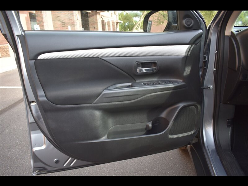 Used 2016 Mitsubishi Outlander SE FWD image 16