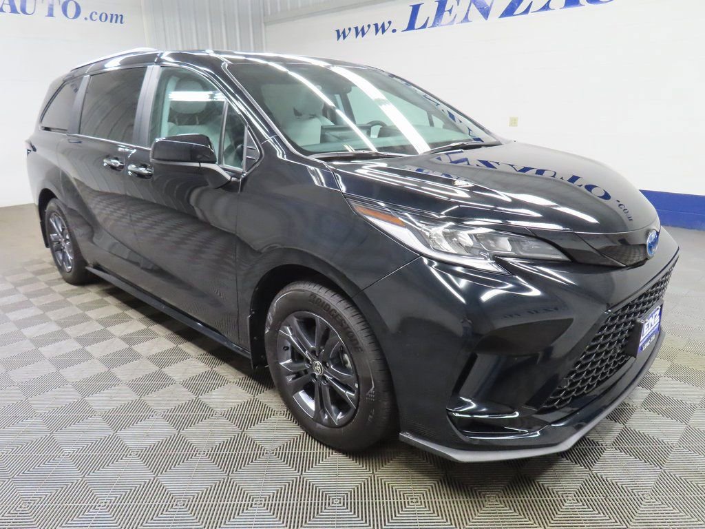 Used 2025 Toyota Sienna XSE video 3