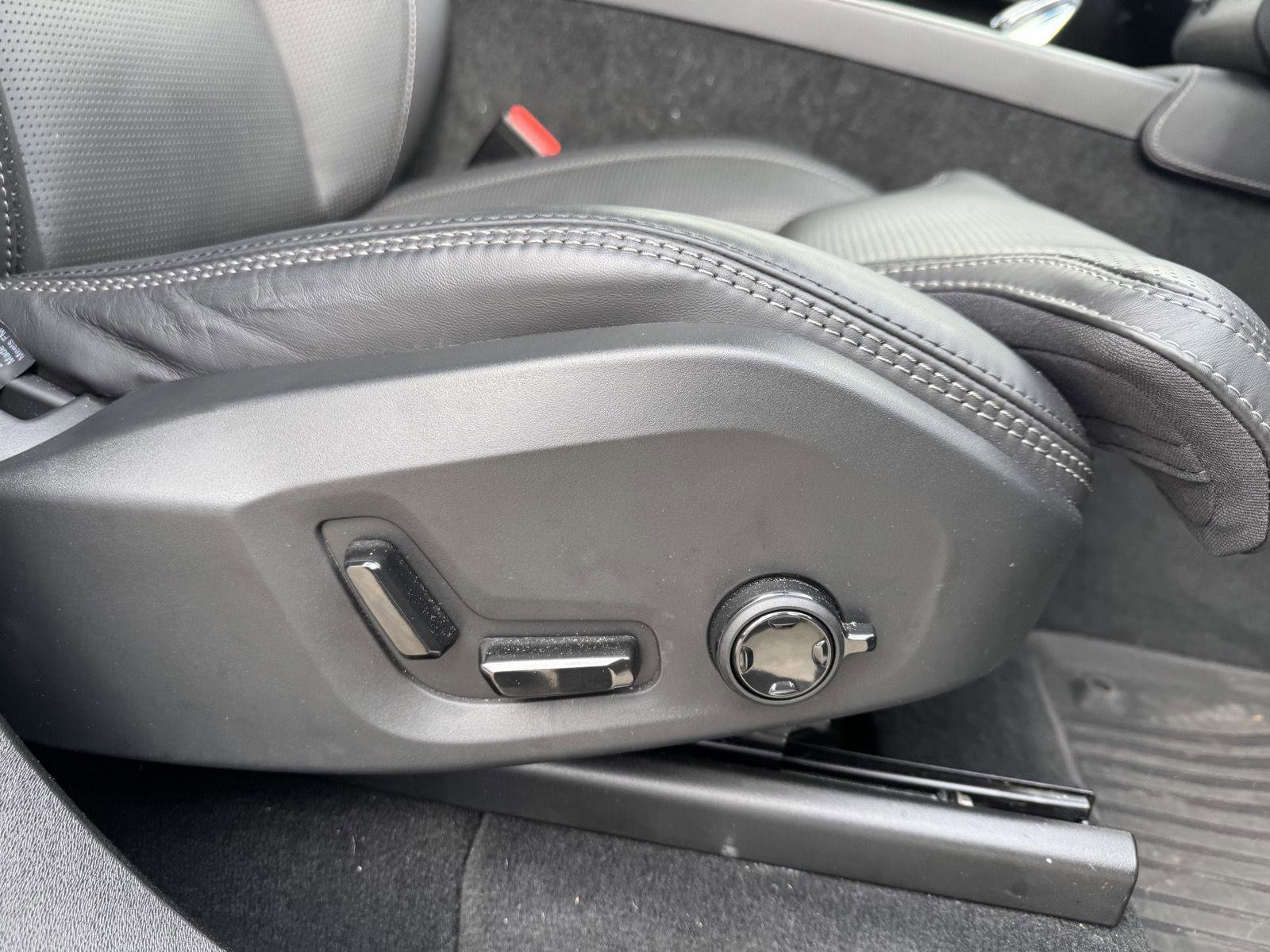 Used 2024 Volvo XC90 B6 Ultimate w/ Protection Package image 33