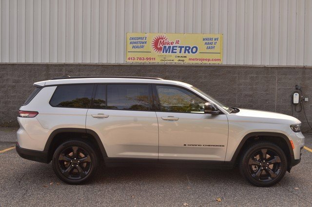 Used 2023 Jeep Grand Cherokee L Laredo image 1
