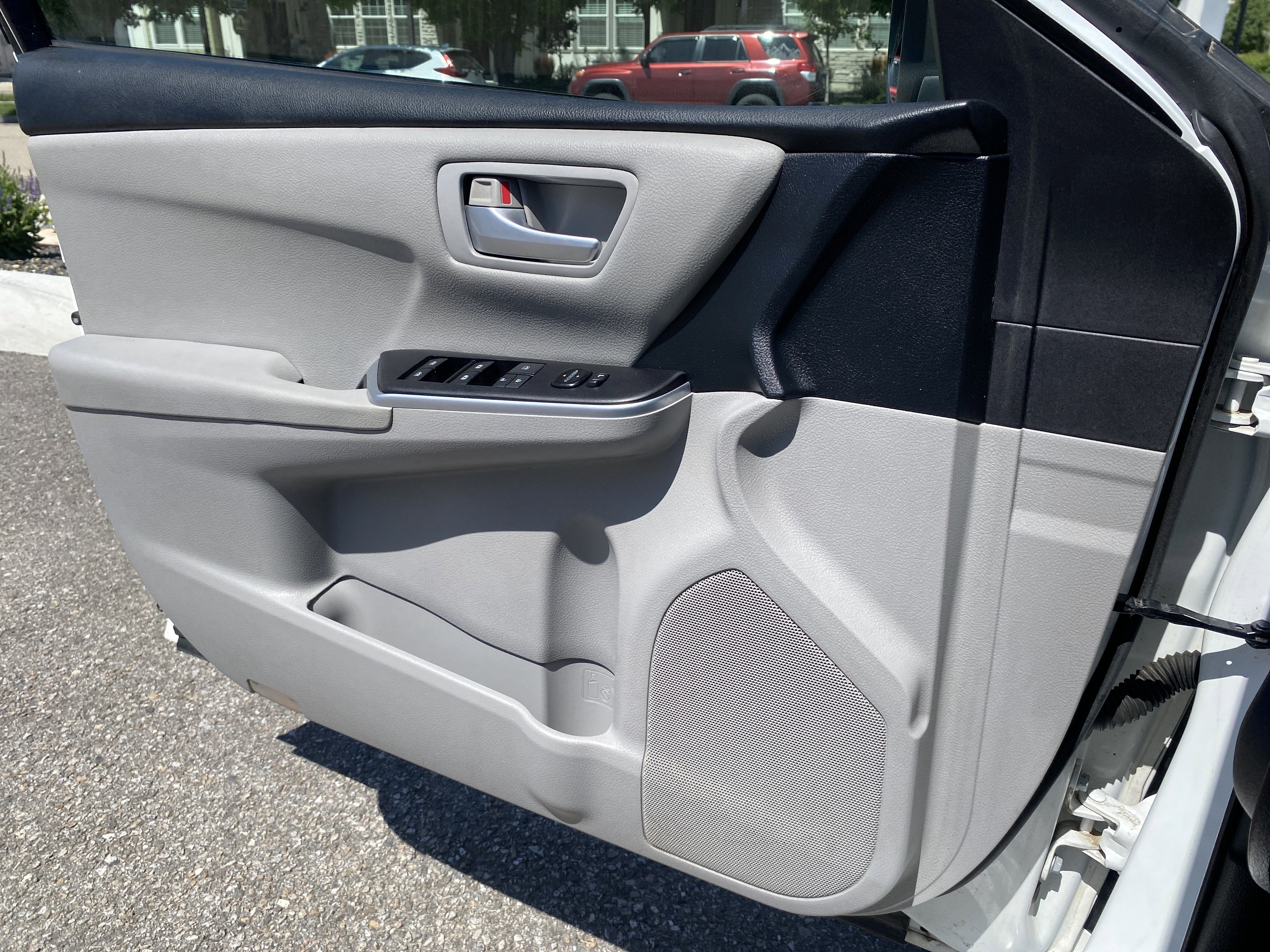 Used 2015 Toyota Camry SE FWD image 16
