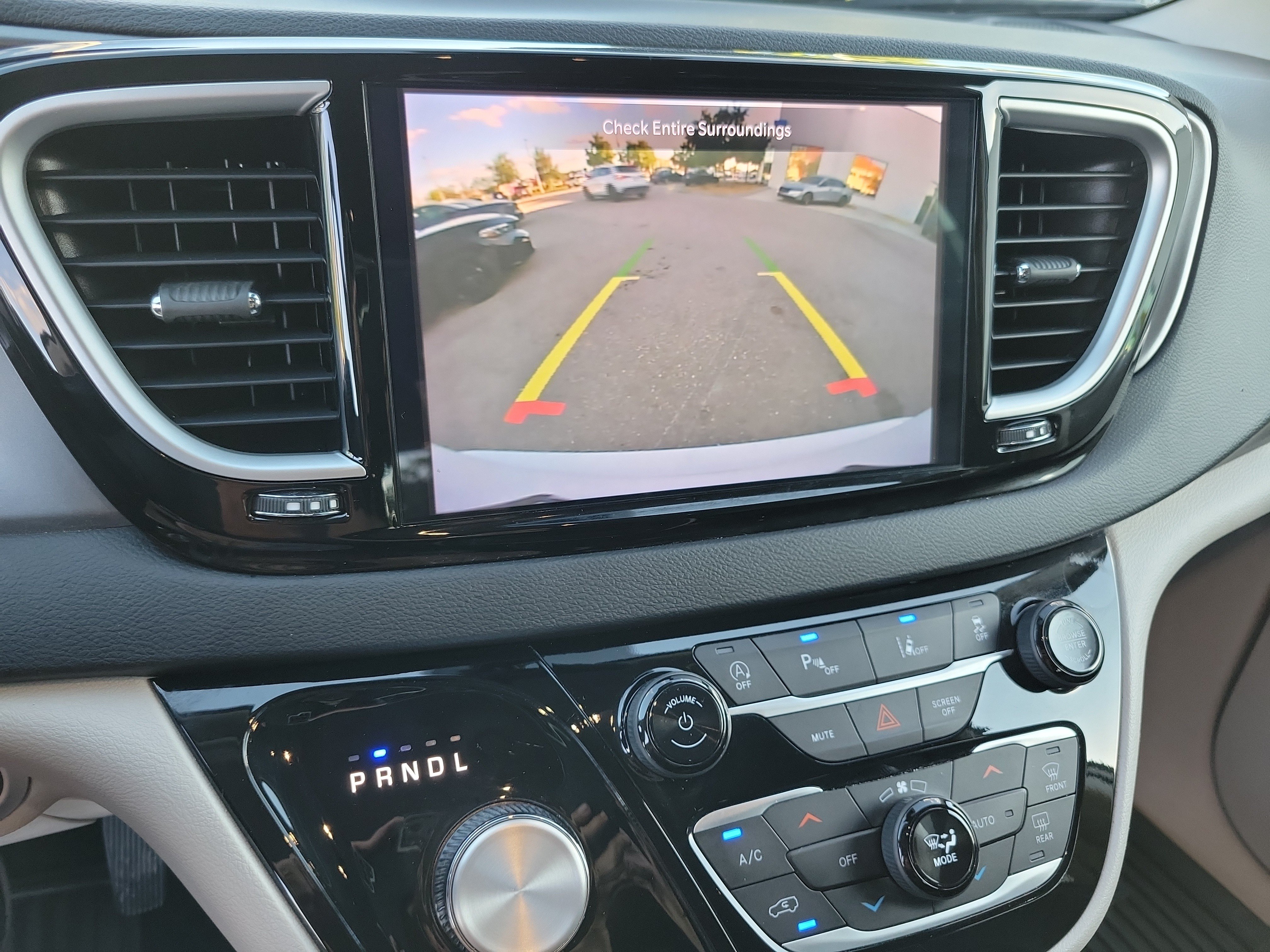 Used 2024 Chrysler Pacifica Touring-L FWD image 29