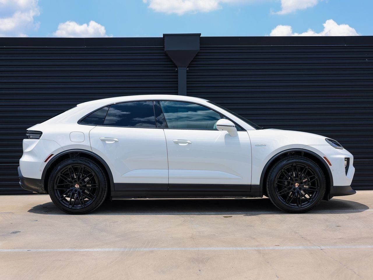 New 2025 Porsche Macan Electric RWD image 8