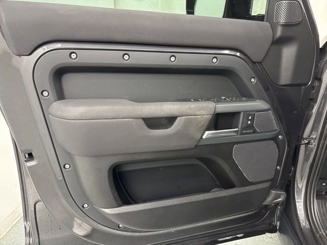 Used 2023 Land Rover Defender 110 X-Dynamic SE AWD/4WD image 18