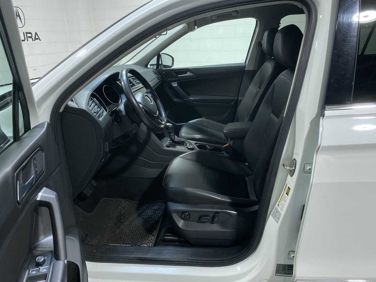 Used 2018 Volkswagen Tiguan SE w/ 3rd Row Seat Package image 2