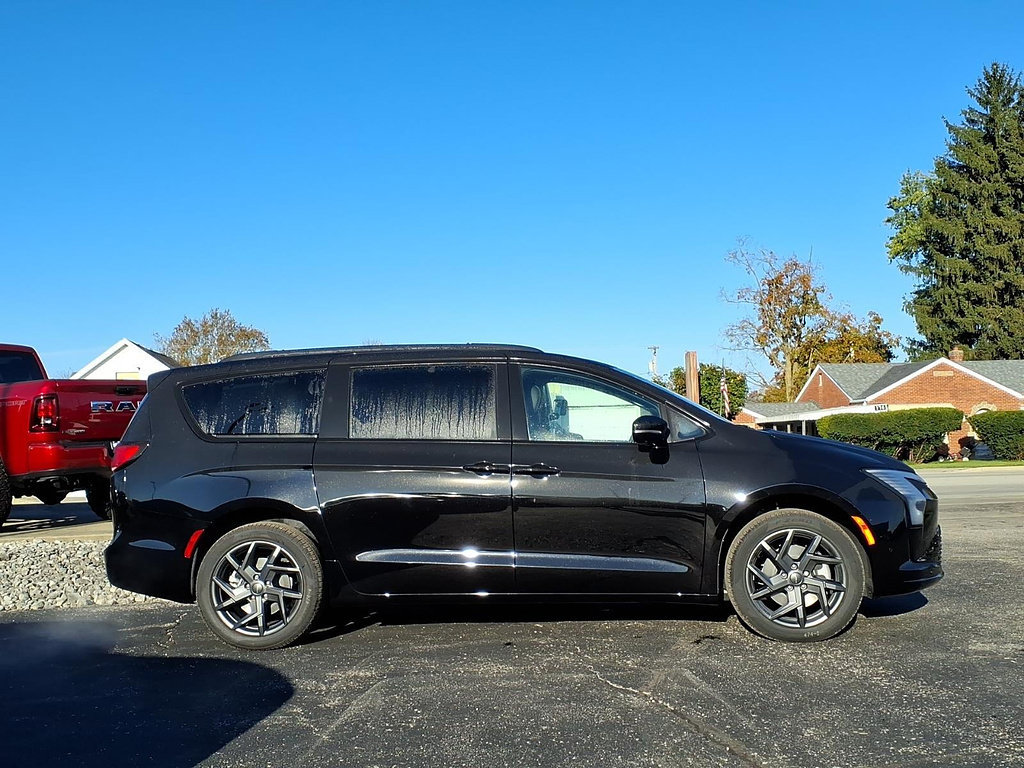 New 2027 Chrysler Pacifica Limited w/ Family Tech Group AWD/4WD image 8
