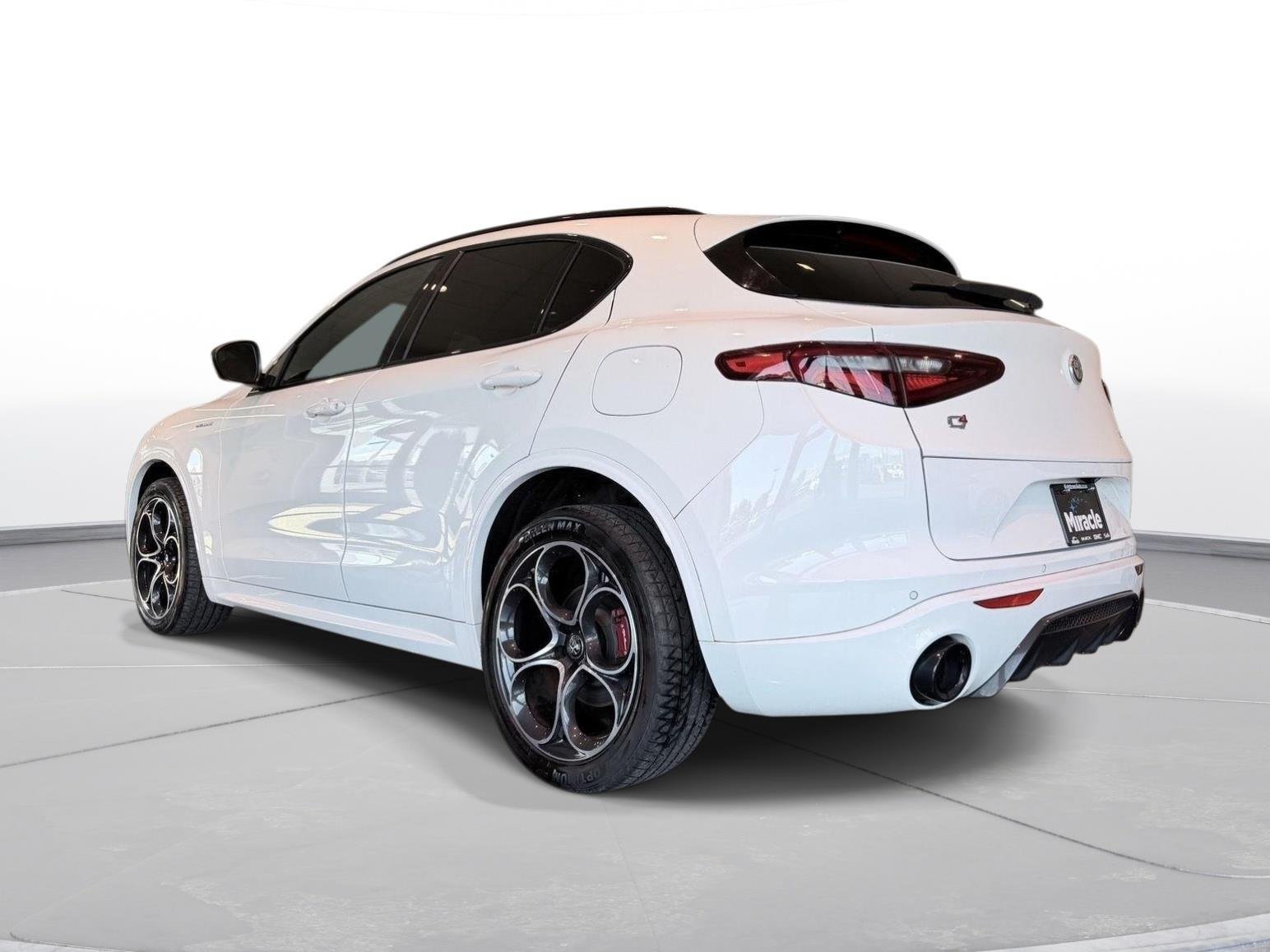 Used 2023 Alfa Romeo Stelvio Veloce AWD/4WD image 7