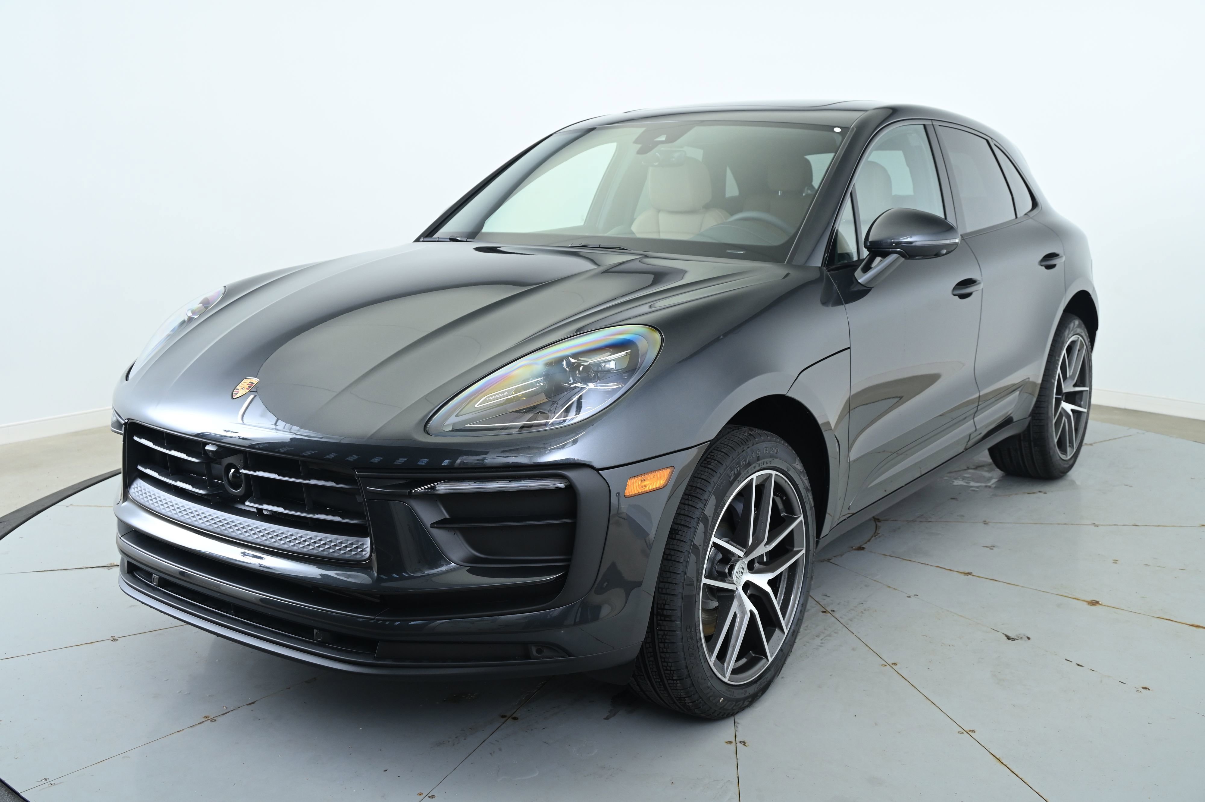 Certified 2025 Porsche Macan image 1