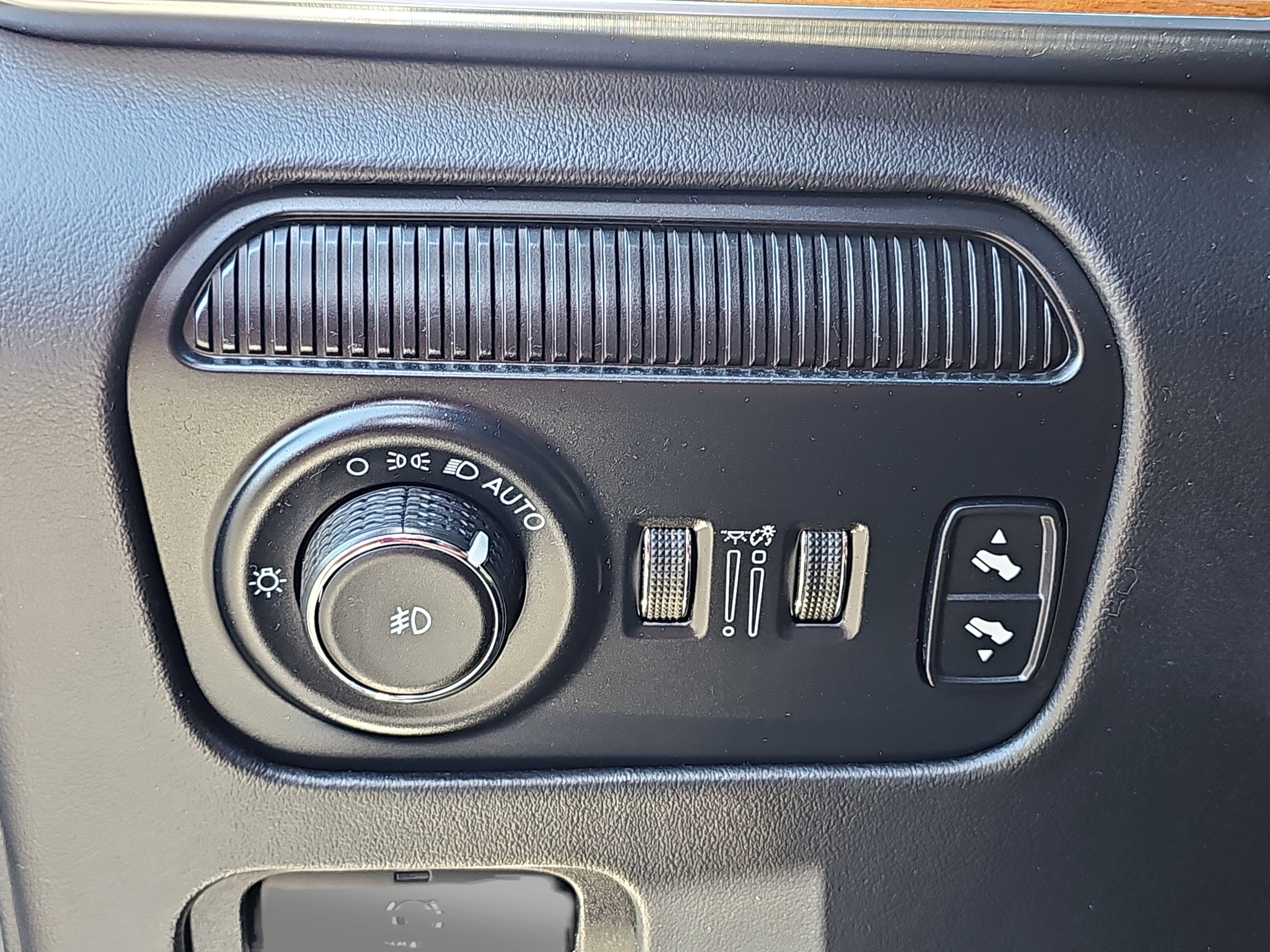Used 2022 Jeep Grand Wagoneer Series III w/ Rear Seat Video Group 1 AWD/4WD image 15