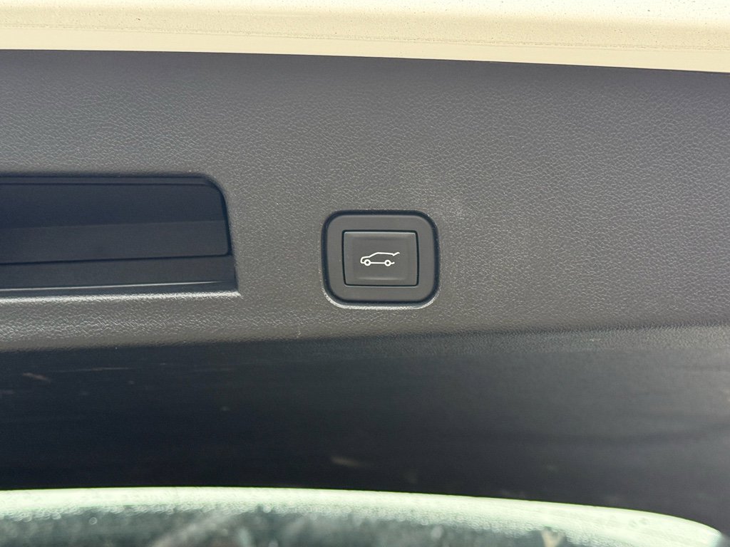 Used 2024 Chevrolet Traverse RS image 11