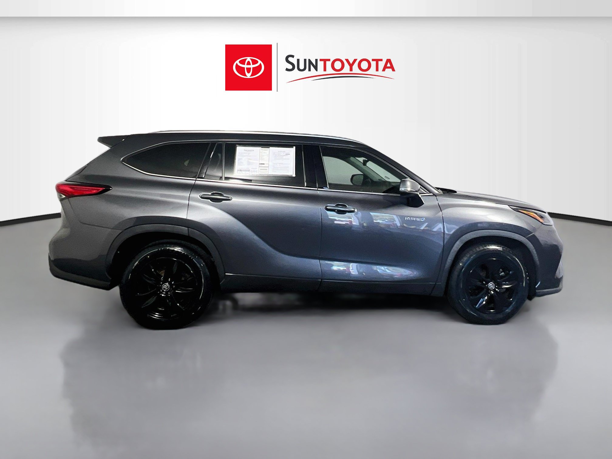 Used 2020 Toyota Highlander XLE FWD image 2